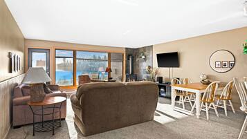 Una Smart TV, una chimenea