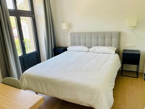 2 室のベッドルーム、デスク、WiFi