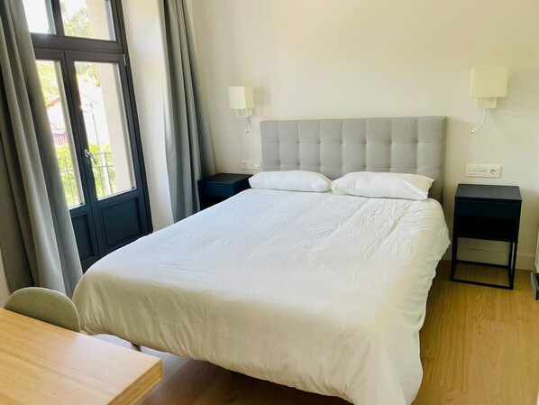 2 bedrooms, desk, WiFi