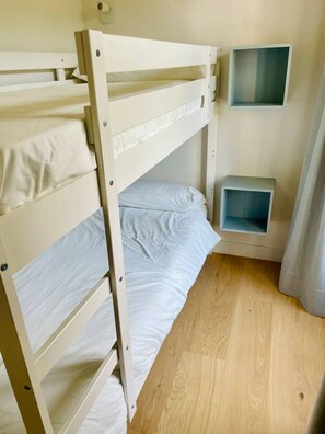 2 室のベッドルーム、デスク、WiFi