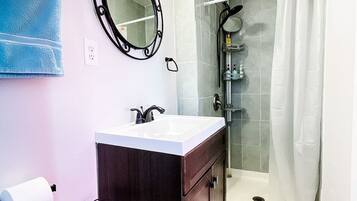 Haartrockner, Handtücher, Seife, Shampoo