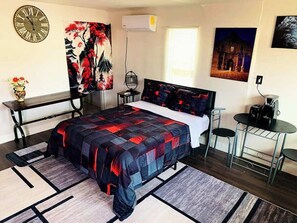 1 bedroom, free WiFi, bed sheets - Craven Cottage Studio at Hillside with Wifi, AC & 4K Smart TV (El Paso)
