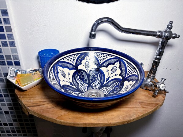 A bathroom sink with a blue and white patterned bowl, a faucet, and a soap dish. - Riad Nostalgie (Tetouan)