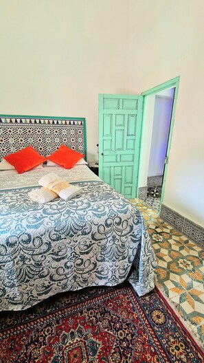 Economy-Zimmer | Individuell dekoriert, individuell eingerichtet, Schreibtisch