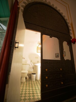 Habitación básica doble | Baño | Amenidades de baño gratuitas, jabón, shampoo, papel de baño