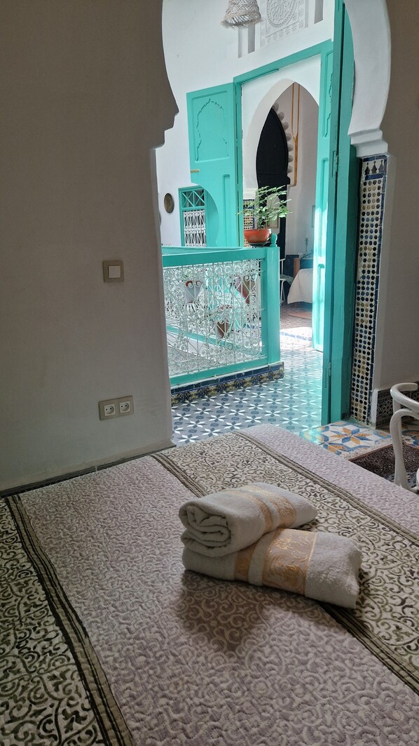 Habitación doble de diseñador, 1 habitación | Decoración personalizada, muebles diferentes y escritorio