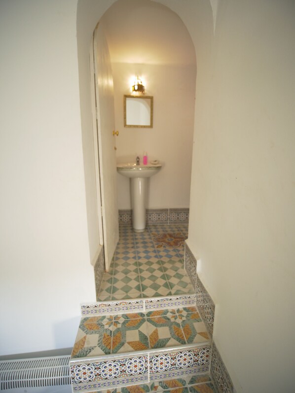 Gallery Room, 1 Bedroom | Bathroom | Free toiletries, soap, shampoo, toilet paper - Riad Nostalgie (Tetouan)