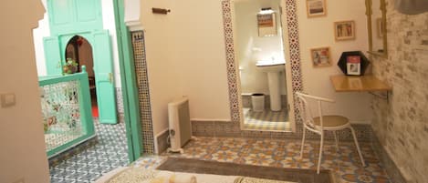 Habitación de diseño doble, 1 habitación | Decoración individual, mobiliario individual, escritorio