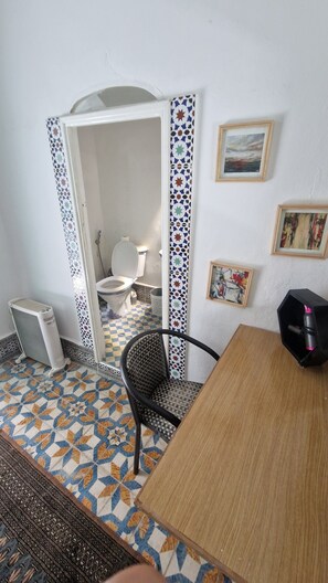 Kahden hengen design-huone, 1 makuuhuone | Kylpyhuone | Ilmaiset hygieniatuotteet, saippua, sampoo, vessapaperi