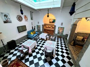 Chimenea, piso con calefacción