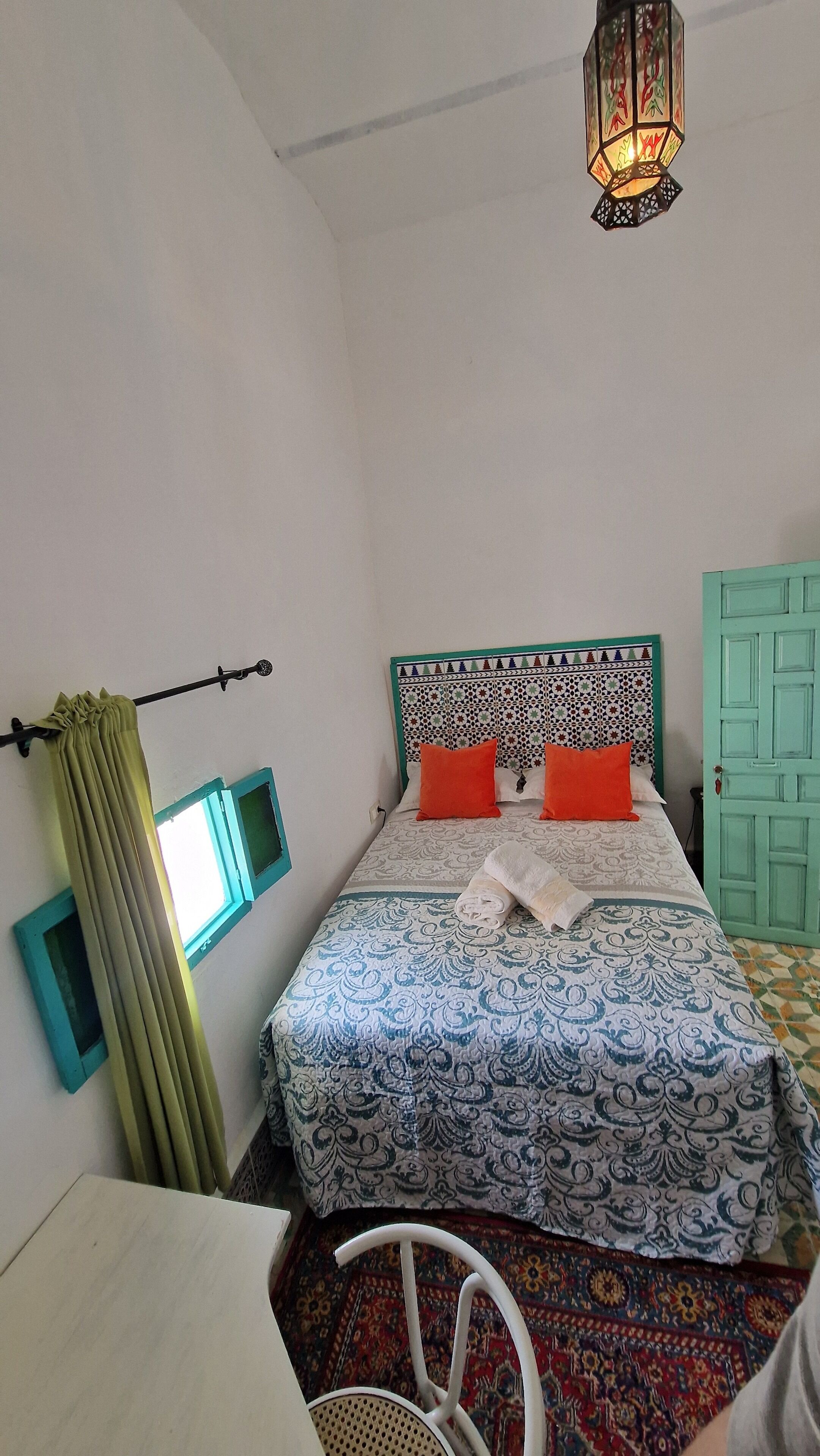 エコノミールーム | 客室ごとに異なる装飾、客室ごとに異なるインテリア、デスク、ノートパソコン用作業スペース