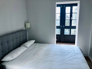 1 bedroom, desk, WiFi