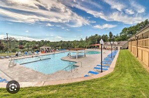 Outdoor pool - in the heart of poconos mountain five luxury bedrooms house (Tobyhanna)