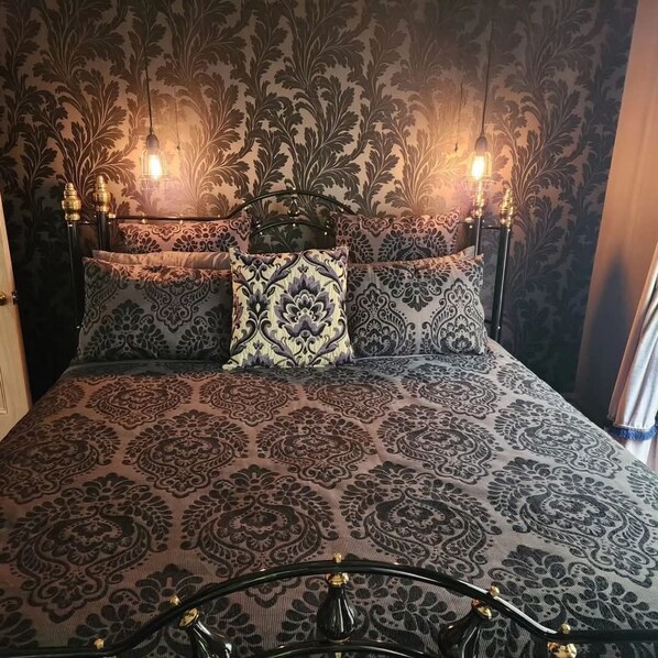 3 bedrooms, iron/ironing board, bed sheets