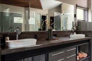 Een douche, een haardroger, handdoeken, shampoo