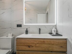 Shower, hair dryer, towels - Sun & Comfort Maspalomas 2BR (San Bartolomé de Tirajana)