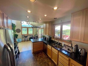 Een koelkast, een microgolfoven, een oven, een kookplaat