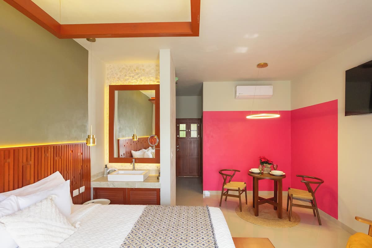 Chambre familiale, balcon, vue sur la cour intérieure | Coffre-fort, espace de travail pour ordinateurs portables