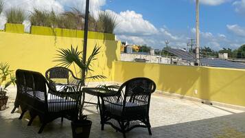 Habitación familiar, balcón, vista al patio | Terraza o patio