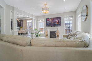 Smart TV, fireplace - 4-bedroom house in charming Haydon with fitness room, WiFi, AC (Haydon)