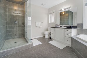 Hair dryer, towels, soap, shampoo - 4-bedroom house in charming Haydon with fitness room, WiFi, AC (Haydon)