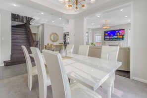 Dining - 4-bedroom house in charming Haydon with fitness room, WiFi, AC (Haydon)