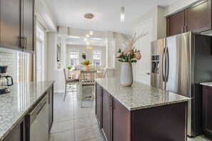 Fridge, microwave, oven, stovetop - 4-bedroom house in charming Haydon with fitness room, WiFi, AC (Haydon)