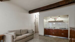 Une cuisine moderne avec des meubles en bois, un four encastré et un plan de travail.