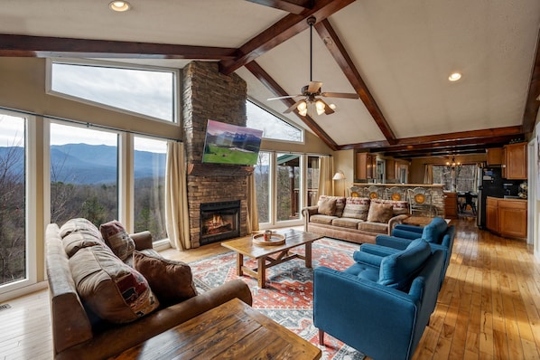 Smart TV, video games, table football - Views, Hot tub, Pool Table! (Sevierville)