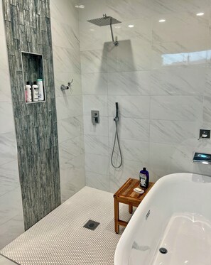 Secador de cabelo, toalhas de banho, sabonete, papel higiênico
