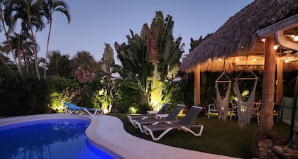Villa in Fort Lauderdale Waterfront Heated Salt Pool Tiki Free EV charging Kayak