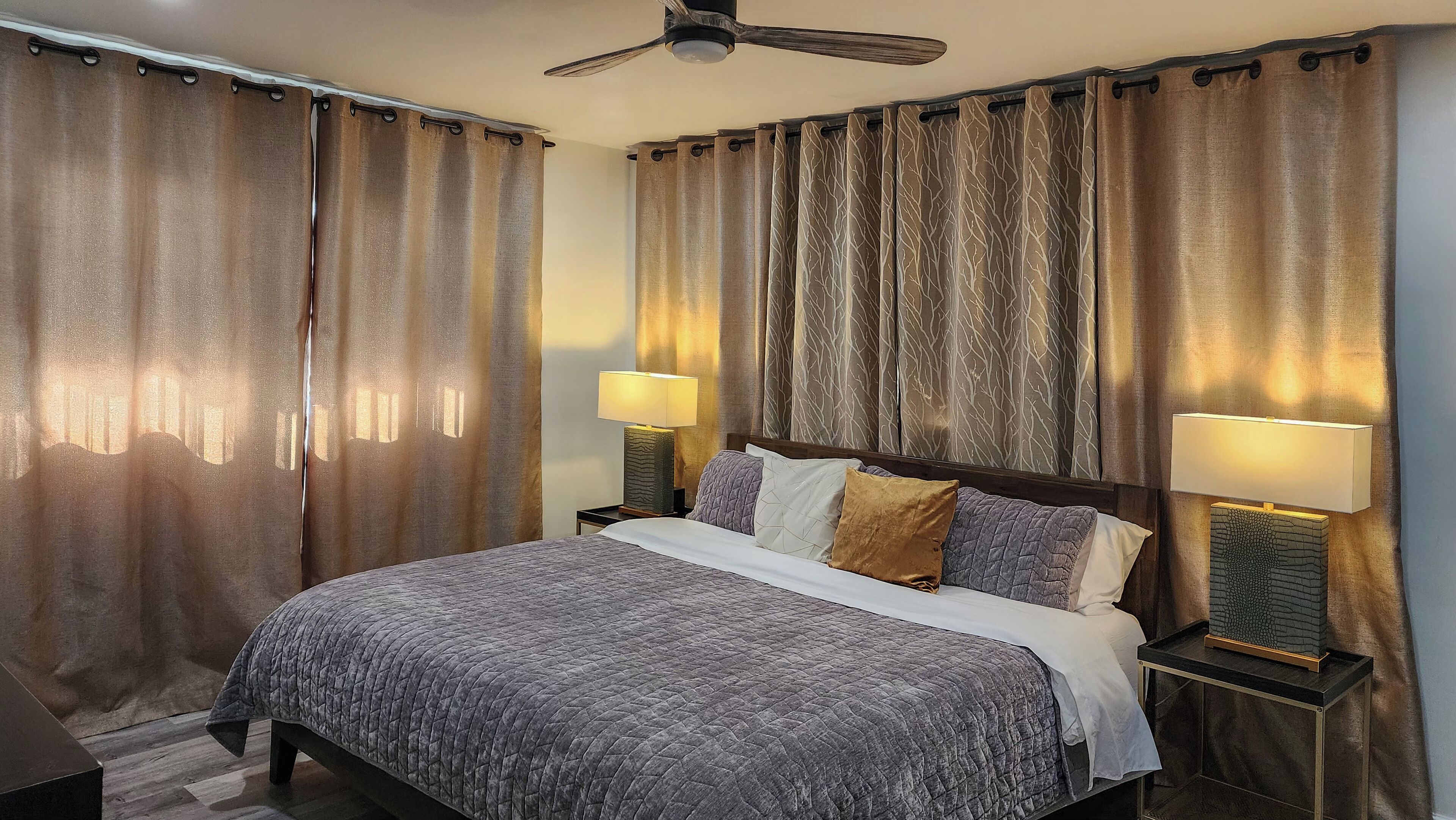 3 chambres, bureau, fer et planche à repasser, lit parapluie