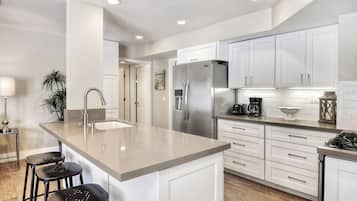 Fridge, oven, stovetop, dishwasher