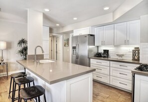 Fridge, oven, stovetop, dishwasher