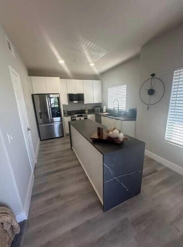 Charming 2-bedroom condo with water and golf course views and AC in Glendale