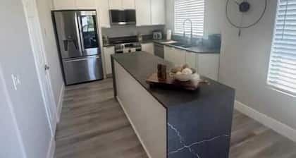 Charming 2-bedroom condo with water and golf course views and AC in Glendale