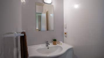 Estudio, 1 cama King size | Baño | Regadera, secadora de cabello, toallas, jabón