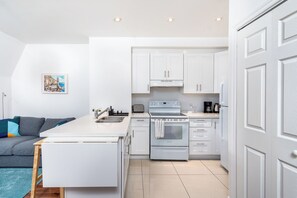 Fridge, microwave, oven, stovetop - Modern 3-bedroom condo in downtown Montreal – Walk to shops & attractions! (Montréal)