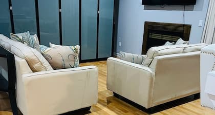 Charming 4-bedroom farmhouse in lovely Jacksonville with fitness room, WiFi