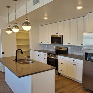 冷蔵庫、電子レンジ、オーブン、コンロ