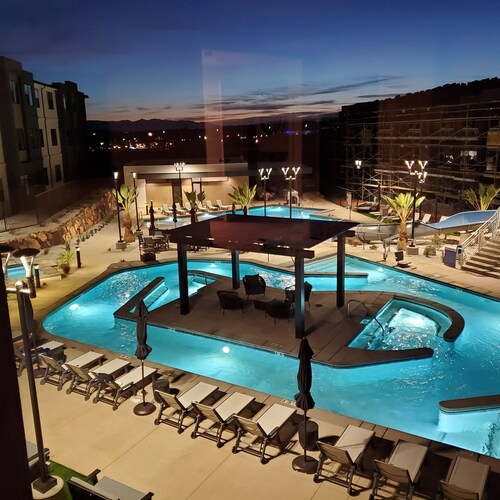 Brand new exquisite 2-bedroom condo with water park in St. George/Hurricane.