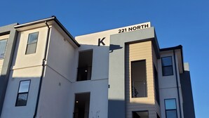 Ein modernes mehrstöckiges Gebäude mit einem gut sichtbaren Schild '221 NORTH'.