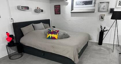 GemĂŒtliches Kellerzimmer + Bad