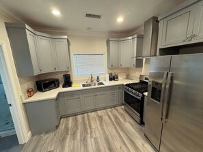 Jääkaappi, mikroaaltouuni, uuni, liesi