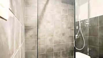 Dusche, Haartrockner, Bidet, Handtücher