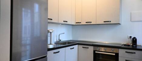 Réfrigérateur, un four, lave-vaisselle, table de salle à manger