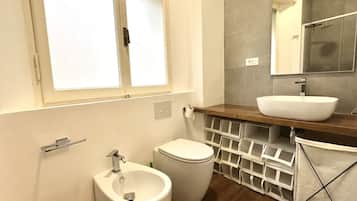 Shower, bidet, towels