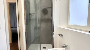 Bruser, bidet, håndklæder