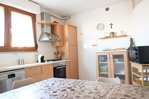 Fridge, oven, dishwasher - SE129 - Senigallia, large three-room apartment with panoramic terrace (Senigallia)