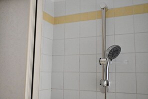Shower, bidet, towels - SE129 - Senigallia, large three-room apartment with panoramic terrace (Senigallia)